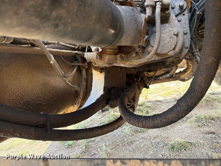 image for item FC0044 2006 Mack CHN613 semi truck