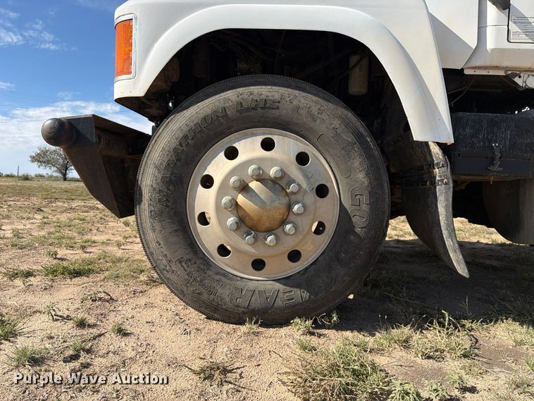 image for item FC0044 2006 Mack CHN613 semi truck