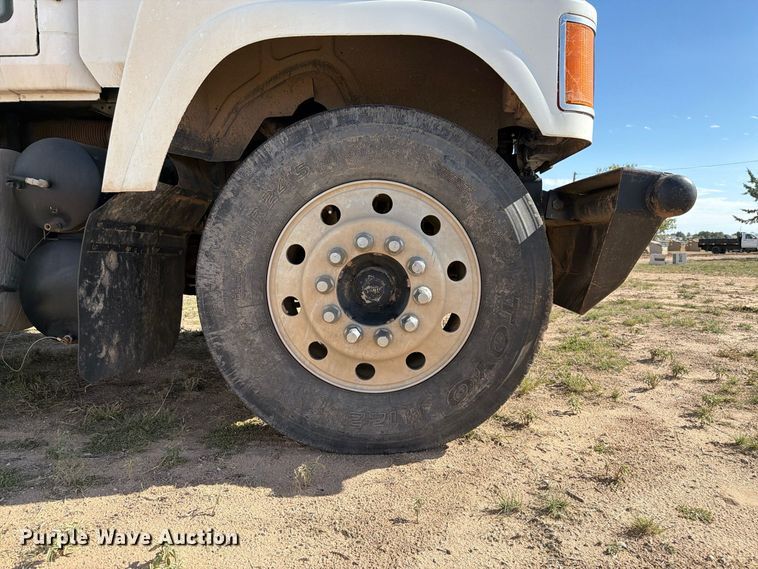 image for item FC0044 2006 Mack CHN613 semi truck