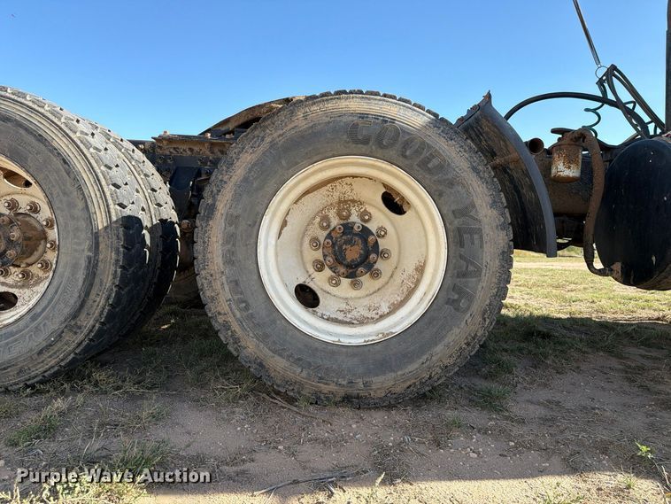 image for item FC0044 2006 Mack CHN613 semi truck