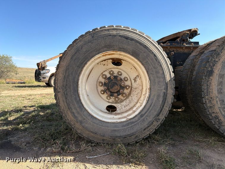 image for item FC0044 2006 Mack CHN613 semi truck