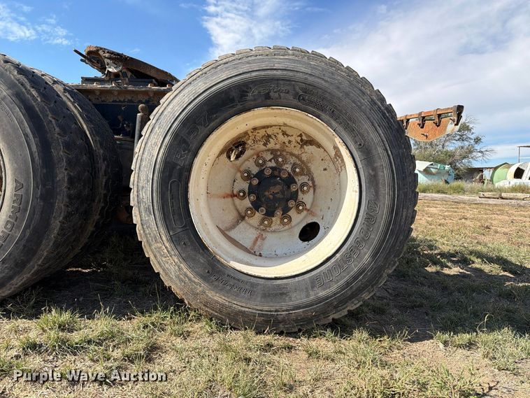 image for item FC0044 2006 Mack CHN613 semi truck