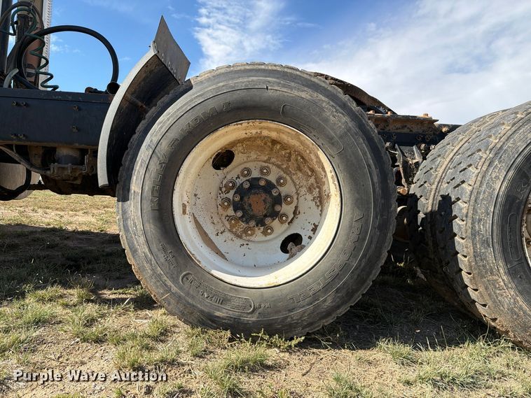 image for item FC0044 2006 Mack CHN613 semi truck