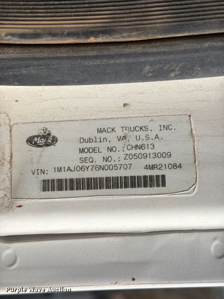 image for item FC0044 2006 Mack CHN613 semi truck