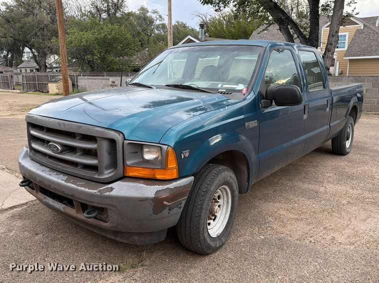 2001 Ford F350 Super Duty Crew Cab pickup truck