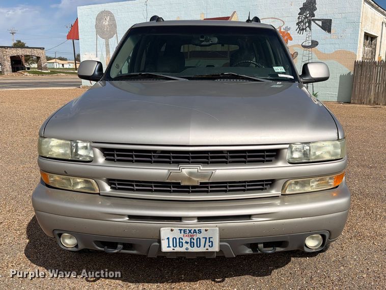 image for item FC0049 2004 Chevrolet Suburban SUV