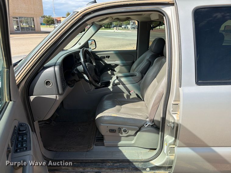 image for item FC0049 2004 Chevrolet Suburban SUV