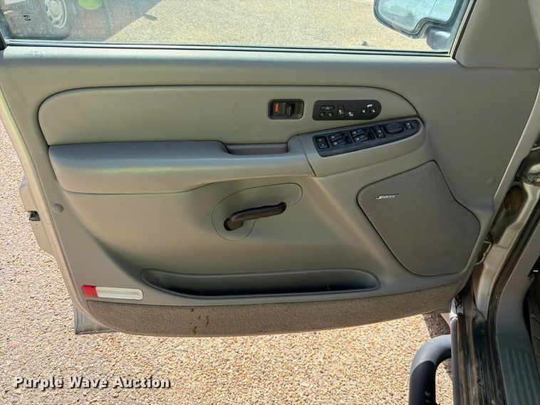 image for item FC0049 2004 Chevrolet Suburban SUV