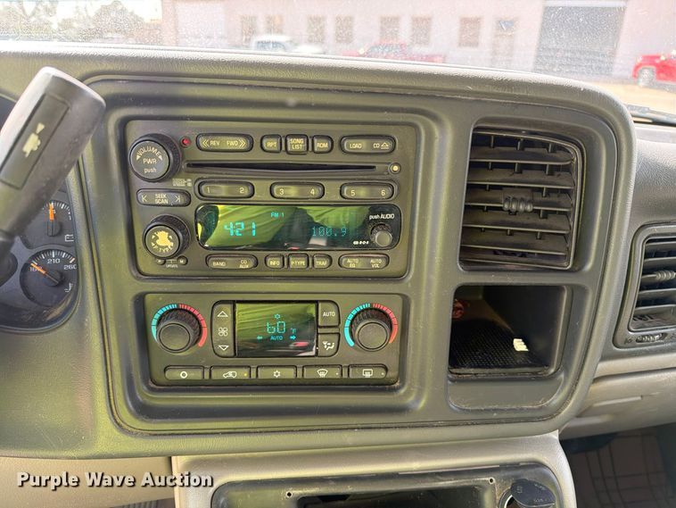 image for item FC0049 2004 Chevrolet Suburban SUV