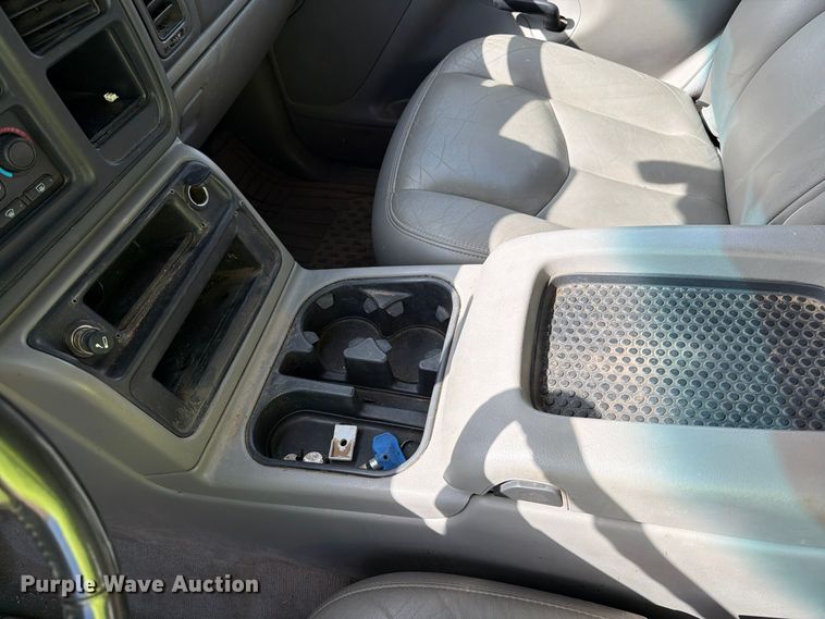 image for item FC0049 2004 Chevrolet Suburban SUV