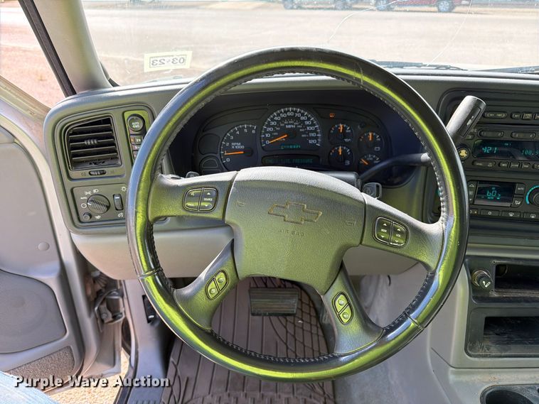 image for item FC0049 2004 Chevrolet Suburban SUV