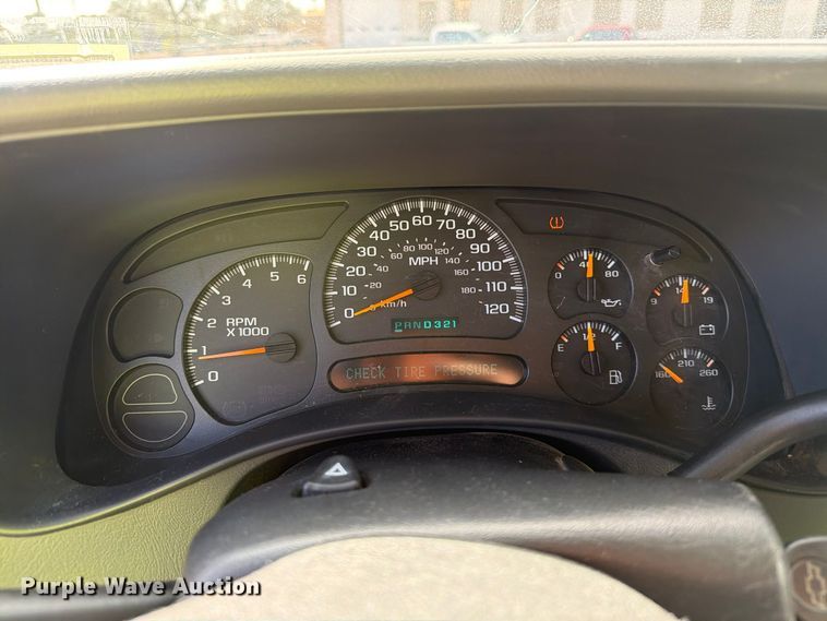 image for item FC0049 2004 Chevrolet Suburban SUV