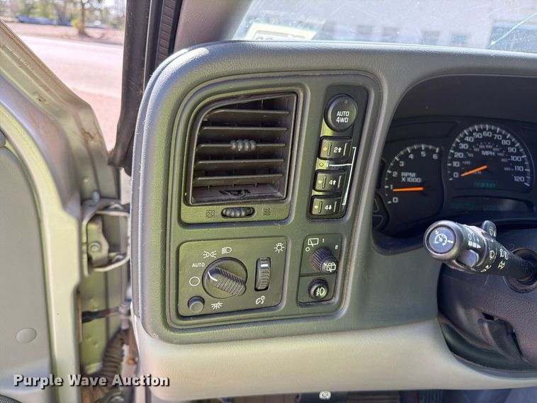 image for item FC0049 2004 Chevrolet Suburban SUV