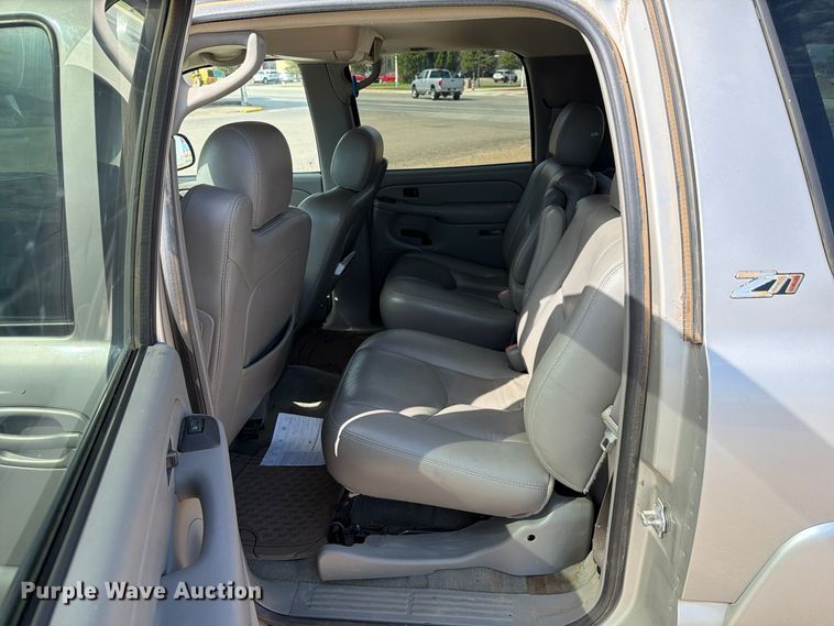 image for item FC0049 2004 Chevrolet Suburban SUV