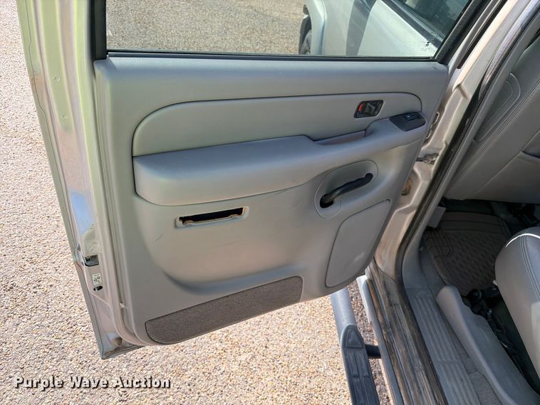 image for item FC0049 2004 Chevrolet Suburban SUV