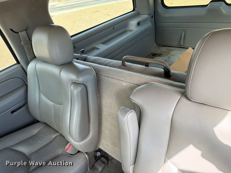 image for item FC0049 2004 Chevrolet Suburban SUV