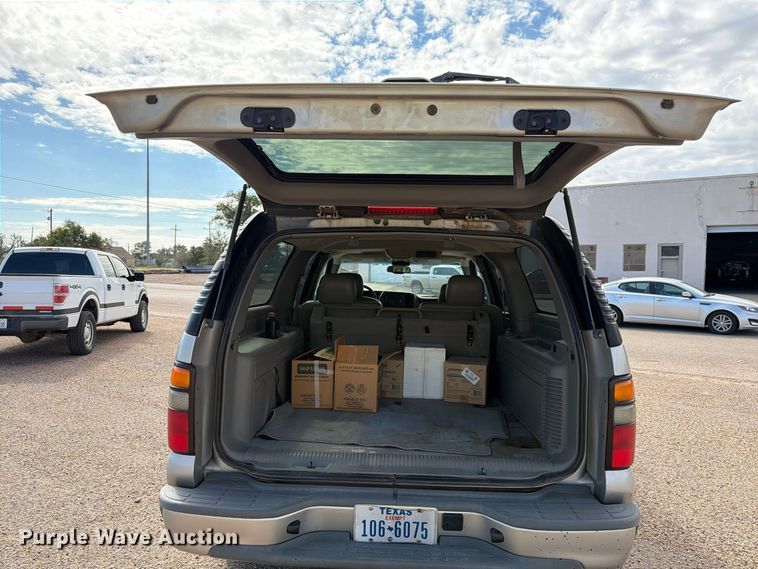 image for item FC0049 2004 Chevrolet Suburban SUV