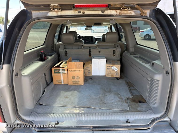 image for item FC0049 2004 Chevrolet Suburban SUV