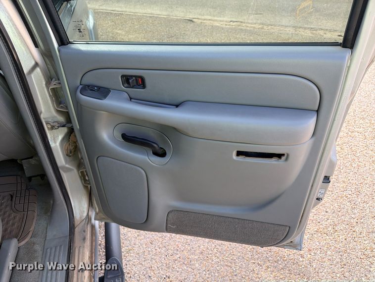 image for item FC0049 2004 Chevrolet Suburban SUV