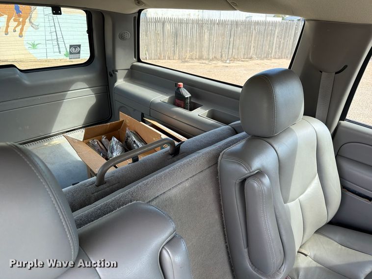 image for item FC0049 2004 Chevrolet Suburban SUV