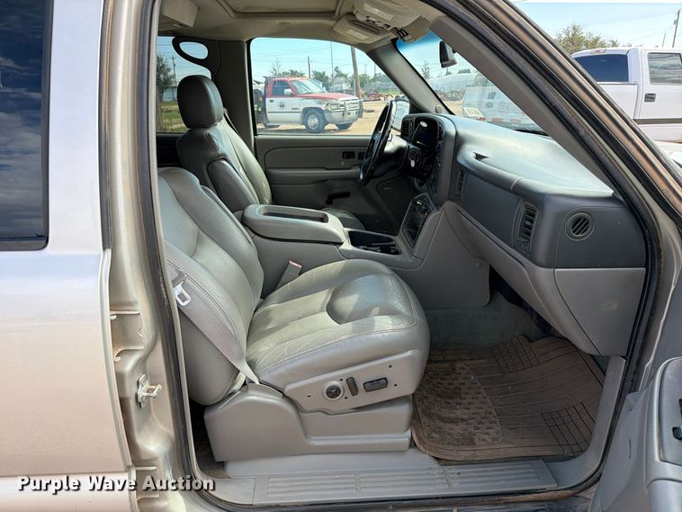 image for item FC0049 2004 Chevrolet Suburban SUV
