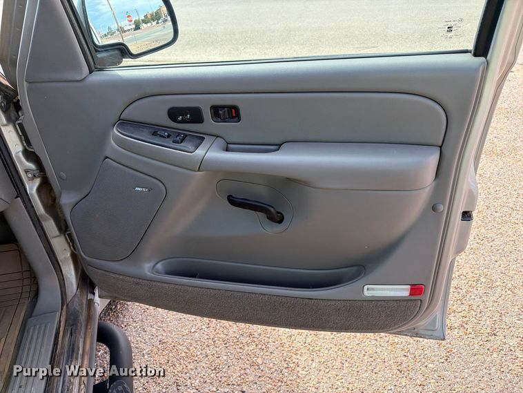 image for item FC0049 2004 Chevrolet Suburban SUV