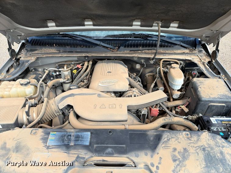 image for item FC0049 2004 Chevrolet Suburban SUV
