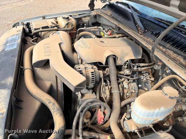 image for item FC0049 2004 Chevrolet Suburban SUV