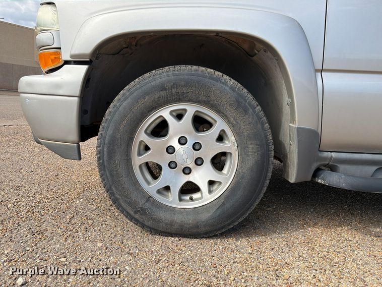image for item FC0049 2004 Chevrolet Suburban SUV