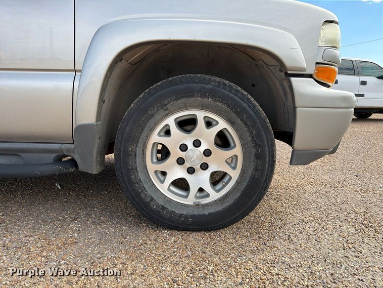 image for item FC0049 2004 Chevrolet Suburban SUV