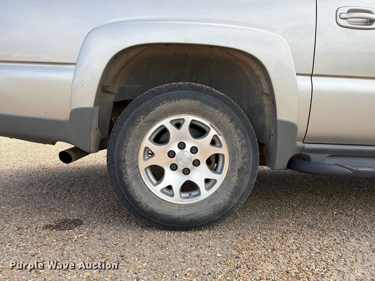 image for item FC0049 2004 Chevrolet Suburban SUV