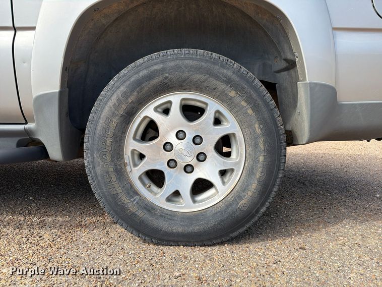 image for item FC0049 2004 Chevrolet Suburban SUV