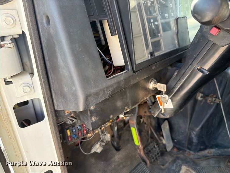 image for item FC3423 2001 International F4900 dump truck