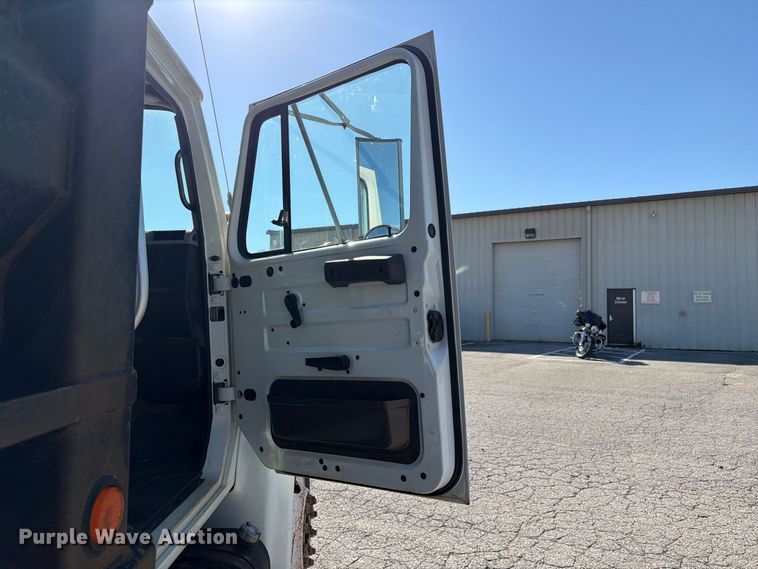 image for item FC3423 2001 International F4900 dump truck