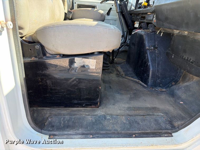 image for item FC3423 2001 International F4900 dump truck
