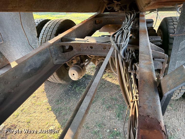 image for item FG0796 2000 International 4900 dump truck