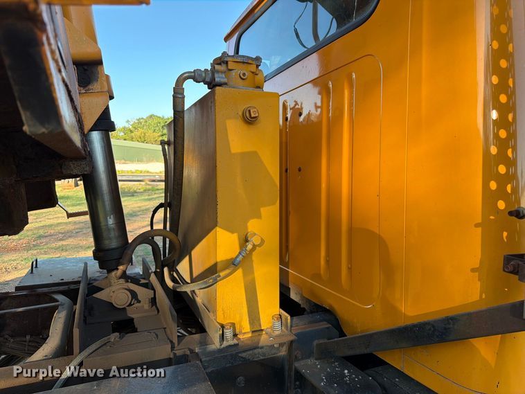 image for item FG0796 2000 International 4900 dump truck