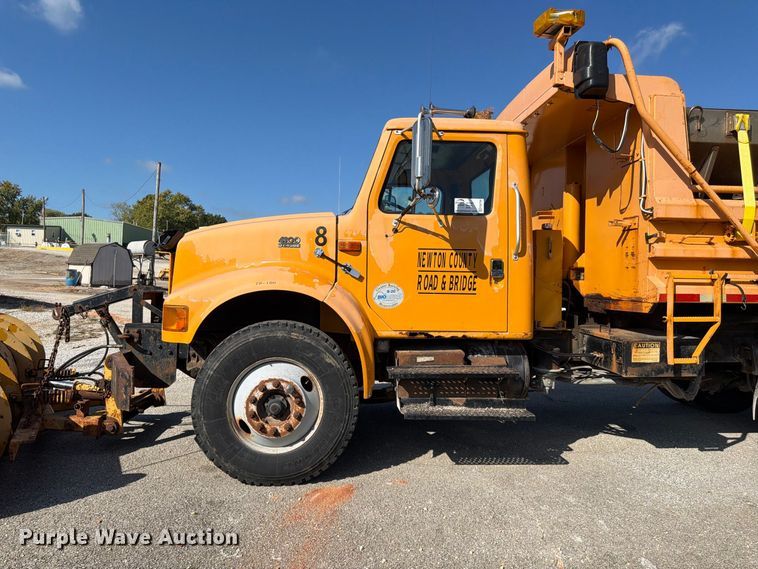 image for item FG0796 2000 International 4900 dump truck