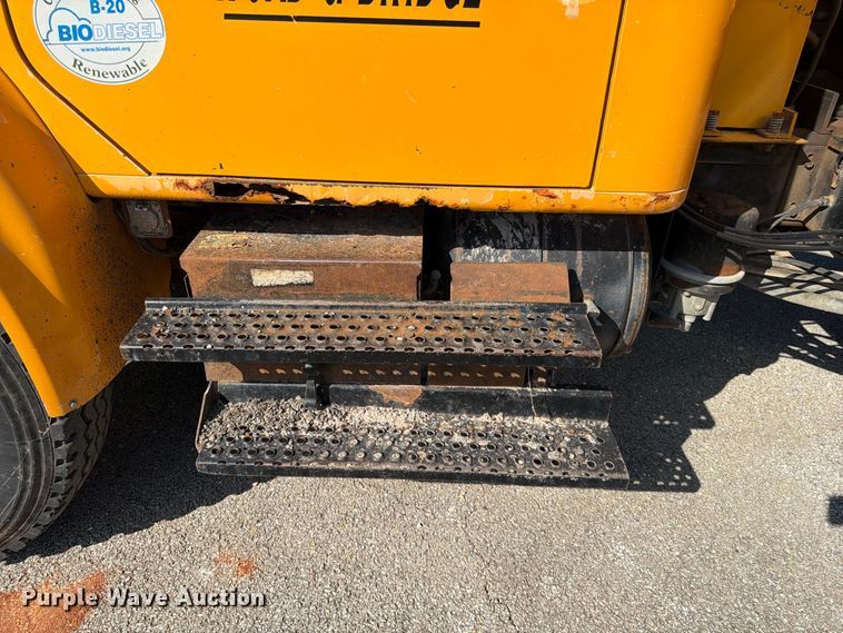 image for item FG0796 2000 International 4900 dump truck