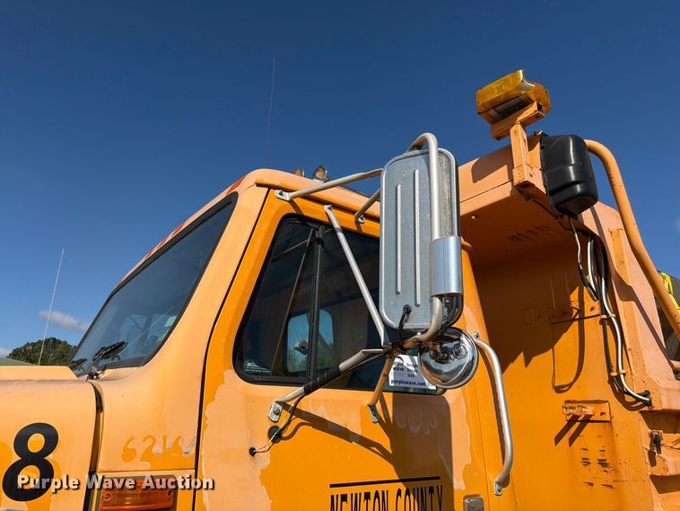 image for item FG0796 2000 International 4900 dump truck