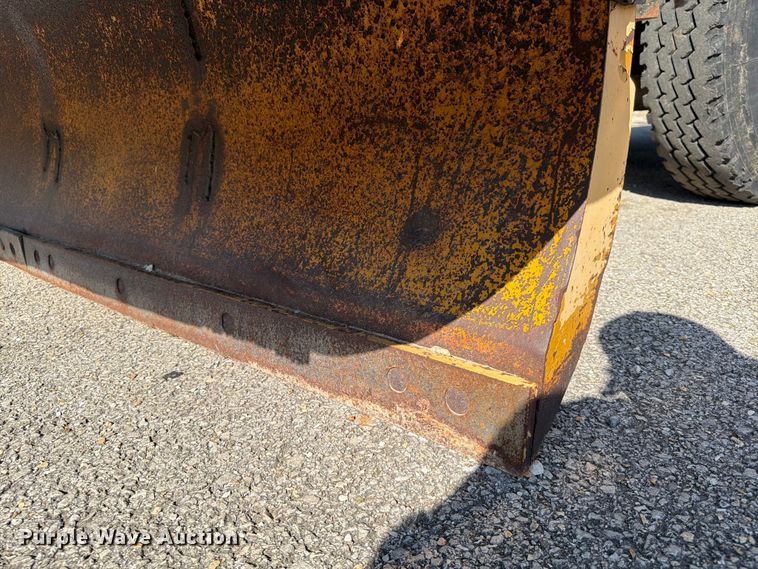 image for item FG0796 2000 International 4900 dump truck