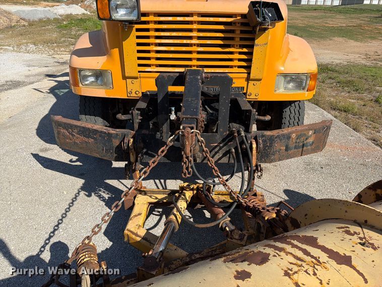 image for item FG0796 2000 International 4900 dump truck