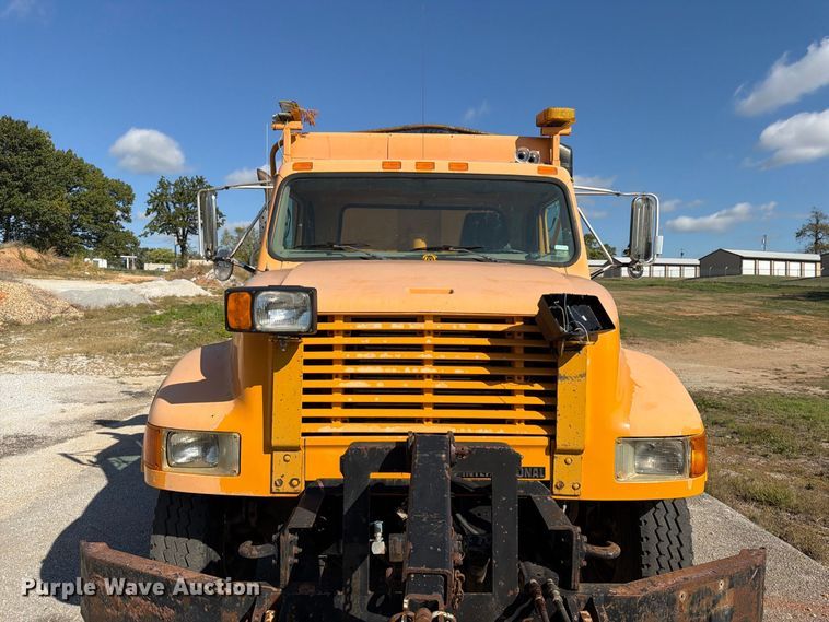 image for item FG0796 2000 International 4900 dump truck