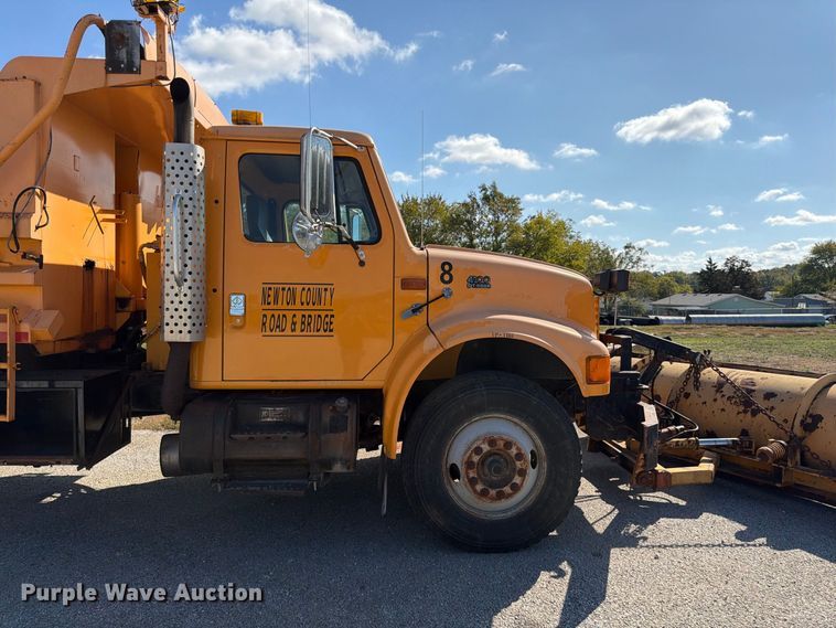 image for item FG0796 2000 International 4900 dump truck