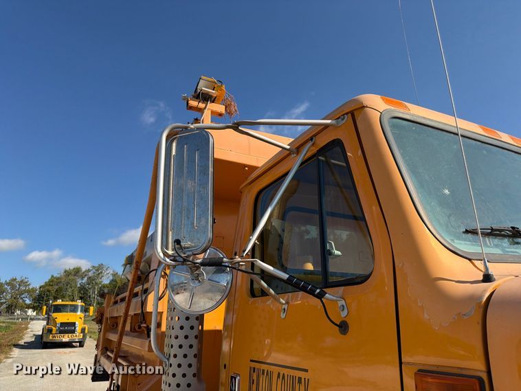 image for item FG0796 2000 International 4900 dump truck