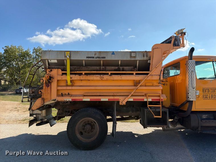 image for item FG0796 2000 International 4900 dump truck