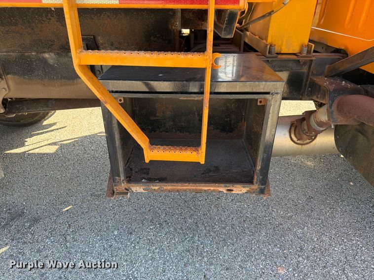 image for item FG0796 2000 International 4900 dump truck