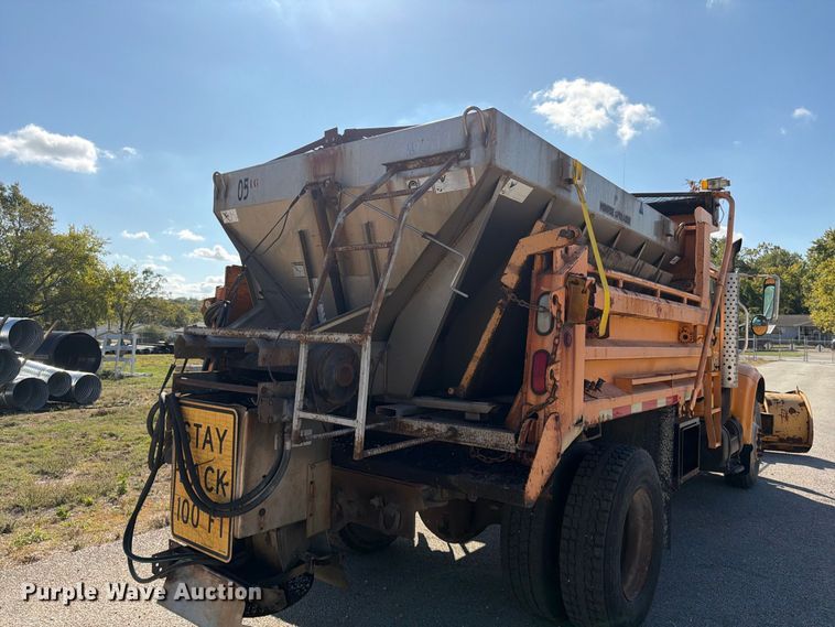 image for item FG0796 2000 International 4900 dump truck