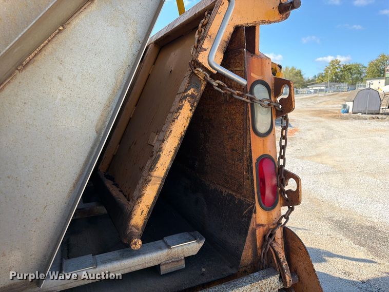 image for item FG0796 2000 International 4900 dump truck