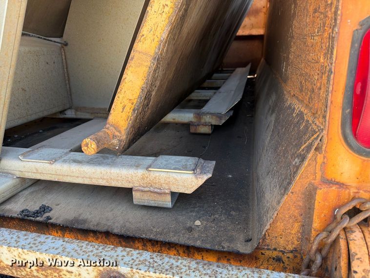 image for item FG0796 2000 International 4900 dump truck